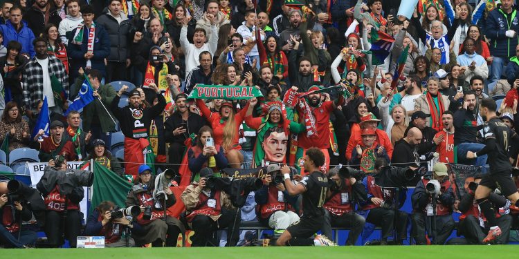 Renato Veiga celebrando ante la afición de Portugal un gol durante la clasificatoria mundialista frente a Armenia. / Foto: EFE.