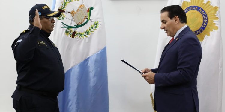 Ministro de Gobernación juramenta a nuevos mandos de la PNC
