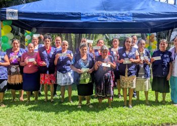 Comadronas de Santa Rosa reciben segundo pago del estipendio anual