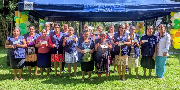 Comadronas de Santa Rosa reciben segundo pago del estipendio anual