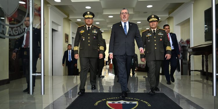 Presidente participa en ceremonia de Ascensos al grado de General del Ejército de Guatemala