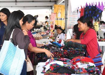 Mujeres huehuetecas brillan “Con Luz Propia” durante encuentro de emprendedoras
