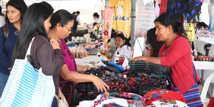 Mujeres huehuetecas brillan “Con Luz Propia” durante encuentro de emprendedoras