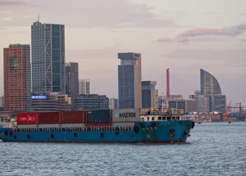 Barco carguero en el río Huangpu, en Shanghái, China. / Foto: EFE/EPA/ALEX PLAVEVSKI.