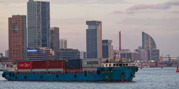 Barco carguero en el río Huangpu, en Shanghái, China. / Foto: EFE/EPA/ALEX PLAVEVSKI.