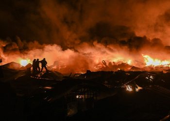 Socorristas atendieron rápidamente la explosión en Ezeiza, Buenos Aires, Argentina. / Foto: EFE.