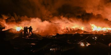 Socorristas atendieron rápidamente la explosión en Ezeiza, Buenos Aires, Argentina. / Foto: EFE.
