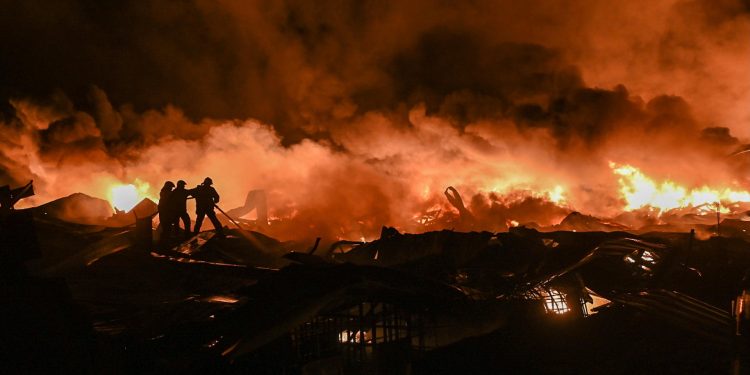 Socorristas atendieron rápidamente la explosión en Ezeiza, Buenos Aires, Argentina. / Foto: EFE.