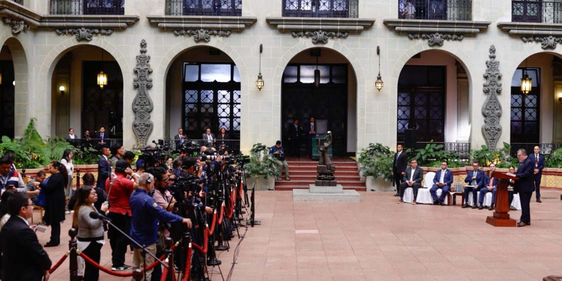 El presidente Arévalo en conferencia de prensa. Este 30 de noviembre se conmemora el Día Nacional del Periodista.