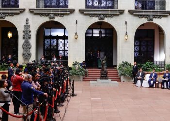 El presidente Arévalo en conferencia de prensa. Este 30 de noviembre se conmemora el Día Nacional del Periodista.