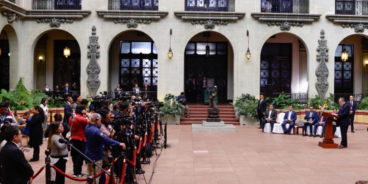 El presidente Arévalo en conferencia de prensa. Este 30 de noviembre se conmemora el Día Nacional del Periodista.