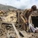 Un hombre algunas de sus pertenencias entre los escombros de su vivienda luego del terremoto en Afganistán.