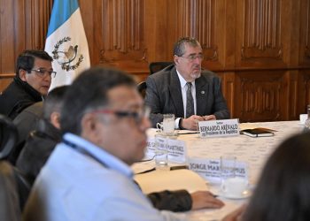 El presidente Bernardo Arévalo y otros funcionarios, durante la primera reunión de la Coprefe, sobre la reactivación de la red ferroviaria del país.