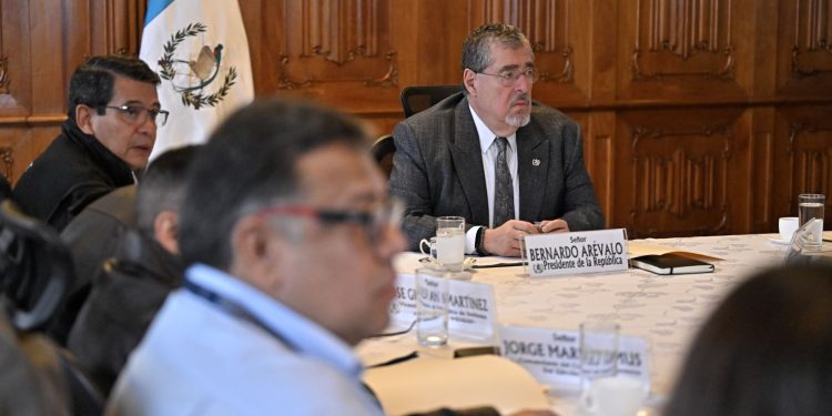 El presidente Bernardo Arévalo y otros funcionarios, durante la primera reunión de la Coprefe, sobre la reactivación de la red ferroviaria del país.