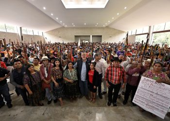 El presidente Bernardo Arévalo, durante su reunión con autoridades ancestrales de San Cristóbal Verapaz, como parte de su gira A tu Tierra, en ese departamento.