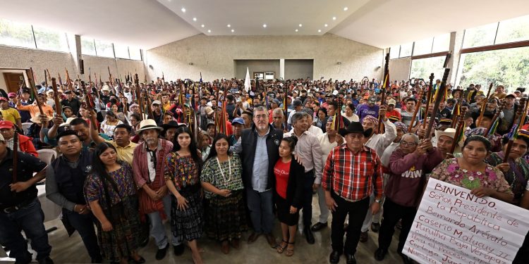 El presidente Bernardo Arévalo, durante su reunión con autoridades ancestrales de San Cristóbal Verapaz, como parte de su gira A tu Tierra, en ese departamento.