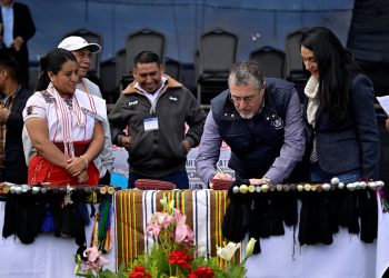El presidente Bernardo Arévalo firma la agenda de desarrollo para la región del pueblo mam de Quetzaltenango.
