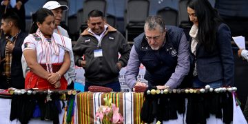 El presidente Bernardo Arévalo firma la agenda de desarrollo para la región del pueblo mam de Quetzaltenango.