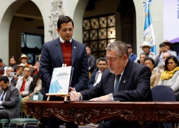 El presidente Bernardo Arévalo firma la Política de Protección a Personas Defensoras de los Derechos Humanos.