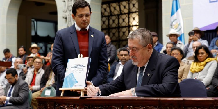 El presidente Bernardo Arévalo firma la Política de Protección a Personas Defensoras de los Derechos Humanos.