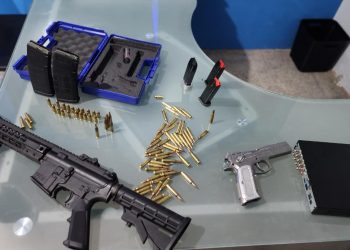 Dos de las armas que la PNC decomisó durante los allanamientos. Además, se logró la captura de siete personas.