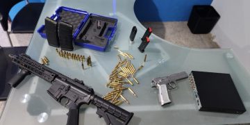 Dos de las armas que la PNC decomisó durante los allanamientos. Además, se logró la captura de siete personas.