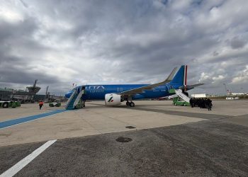 El avión en el que viaja el papa León XIV y su comitiva despegó este domingo desde Estambul con destino a Líbano, para su segunda etapa del primer viaje internacional del pontífice estadounidense.