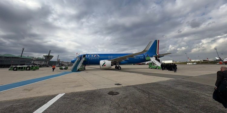 El avión en el que viaja el papa León XIV y su comitiva despegó este domingo desde Estambul con destino a Líbano, para su segunda etapa del primer viaje internacional del pontífice estadounidense.