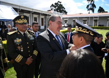 El presidente Bernardo Arévalo impone insignias de grado a uno de los cuatro nuevos generales del Ejército.