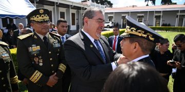 El presidente Bernardo Arévalo impone insignias de grado a uno de los cuatro nuevos generales del Ejército.