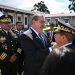 El presidente Bernardo Arévalo impone insignias de grado a uno de los cuatro nuevos generales del Ejército.