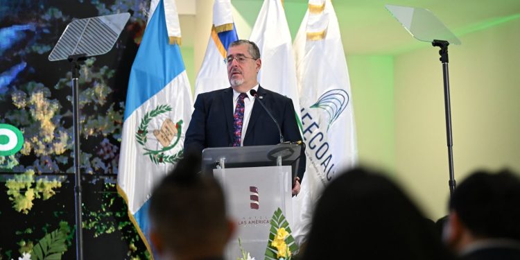 Al ratificar su compromiso del Gobierno con la lucha contra la corrupción y fortalecimiento de la transparencia para captar inversiones. El presidente Bernardo Arévalo señala la importancia de fortalecer el cooperativismo.