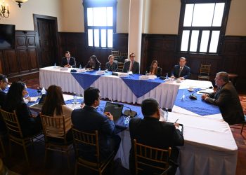 El presidente Bernardo Arévalo, durante reunión con miembros de la Misión de la OEA para el Fortalecimiento de la Institucionalidad Democrática en Guatemala.
