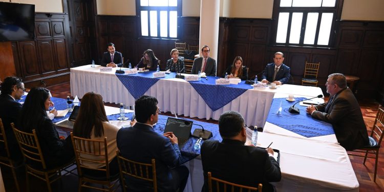 El presidente Bernardo Arévalo, durante reunión con miembros de la Misión de la OEA para el Fortalecimiento de la Institucionalidad Democrática en Guatemala.