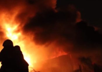 Bomberos Voluntarios combaten incendio en distribuidora de pirotecnia.