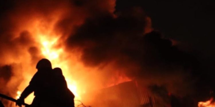 Bomberos Voluntarios combaten incendio en distribuidora de pirotecnia.