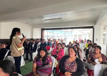 Personal de salud recibe capacitación en siete departamentos para garantizar una atención de calidad.