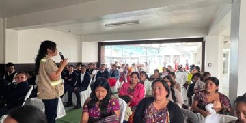 Personal de salud recibe capacitación en siete departamentos para garantizar una atención de calidad.