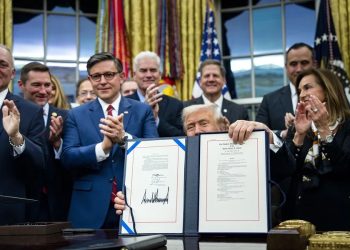 El presidente de EE. UU., Donald Trump, firma la ley que pone fin a 43 días de cierre de gobierno.