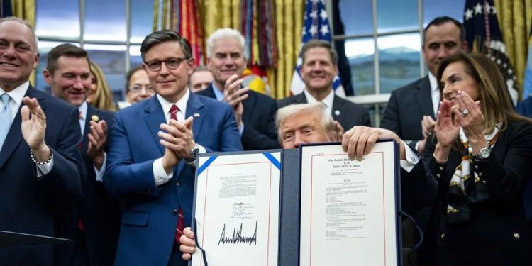 El presidente de EE. UU., Donald Trump, firma la ley que pone fin a 43 días de cierre de gobierno.