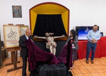 Luego de su restauración, la imagen del Cristro Crucificado se le entregó al párroco de la Catedral Metropolitana, José Luis Colmenares.