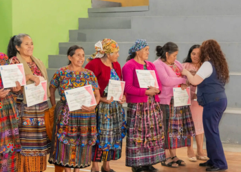 Comadronas refuerzan sus conocimientos en lactancia materna./Foto: DCA.