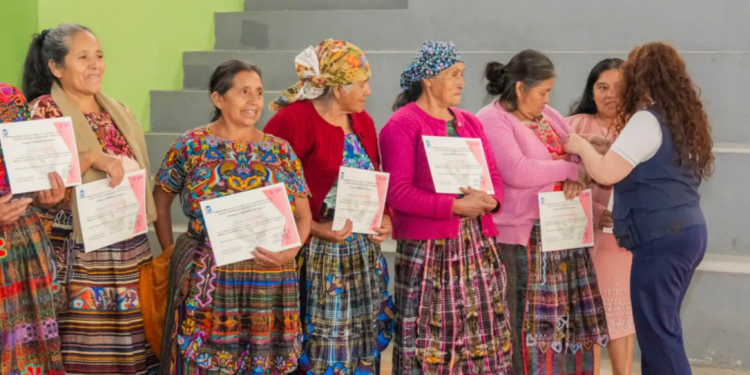 Comadronas refuerzan sus conocimientos en lactancia materna./Foto: DCA.