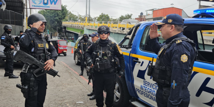 PNC desarrolla acciones de seguridad en la ciudad capital./Foto: PNC.