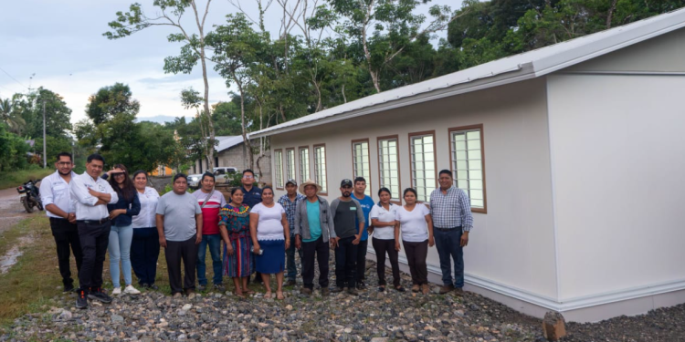 UCEE entrega módulo prefabricado a puesto de salud de Ixcán, Quiché./Foto: UCEE.