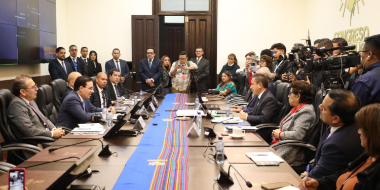 Autoridades del Ministerio de Gobernación comparecen ante el Congreso, donde anunció la construcción de la cárcel de máxima seguridad en Izabal. / Foto: Congreso