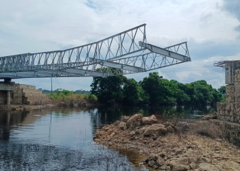 Así avanza la instalación del puente modular sobre el arroyo Petexbatún./Foto: DGC.