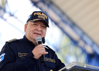 El director general de la PNC, David Custodio Boteo, dirigió un mensaje inspirador a los 3 mil 401 aspirantes. / Foto: Noé Pérez.