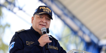 El director general de la PNC, David Custodio Boteo, dirigió un mensaje inspirador a los 3 mil 401 aspirantes. / Foto: Noé Pérez.