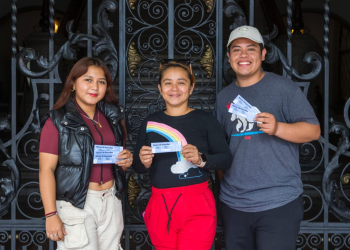 Guatemaltecos adquieren entradas para la Noche de Leyendas./Foto: MCD.